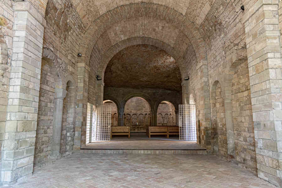 Huesca - real monasterio de San Juan de la Peña 25 - iglesia superior.jpg